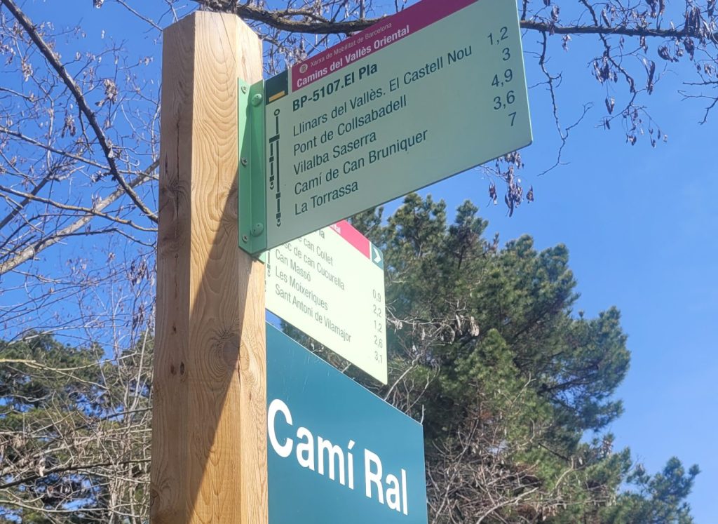 Cartel de la ruta en el Camí Ral de Sant Antoni Vilamajor