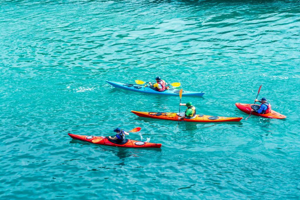 Personas disfrutando del Kayak en la Costa Brava
