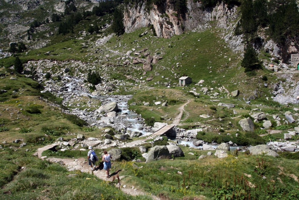 Senderistas en las montañas de los Pirineos