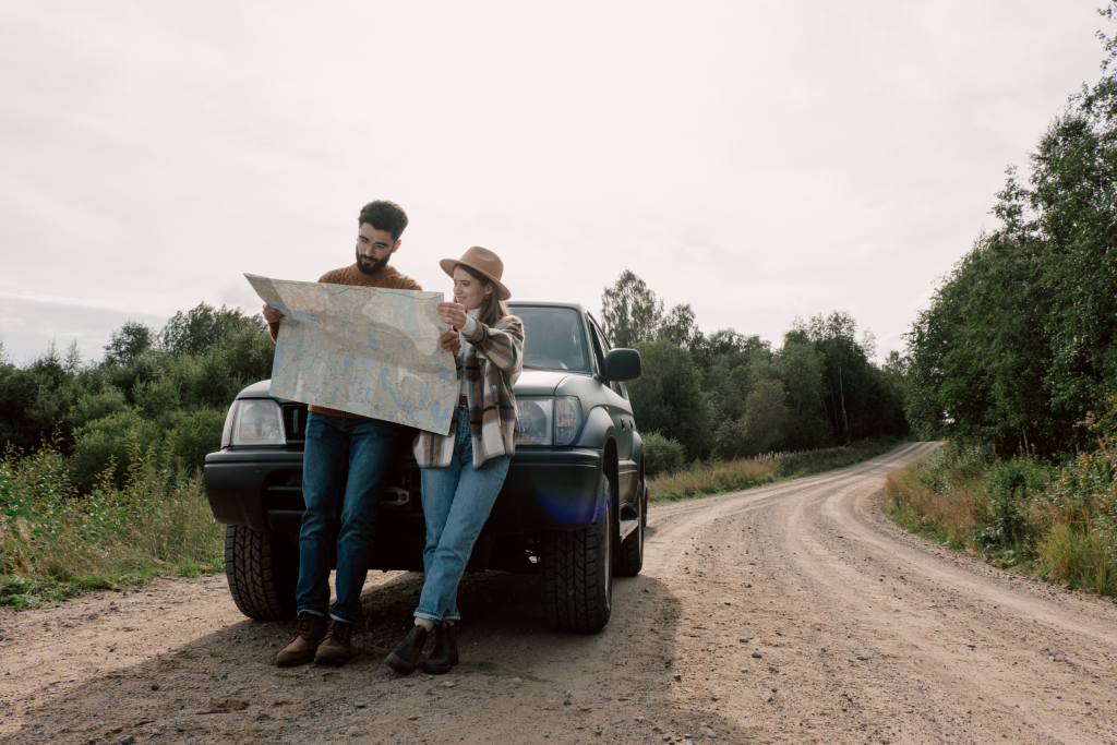 Pareja debatiendo qué llevar a una escapada rural en méxico