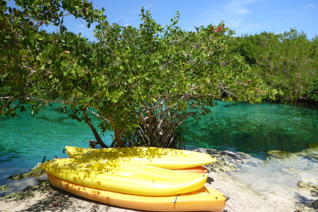 Practicar kayak en cenotes de México